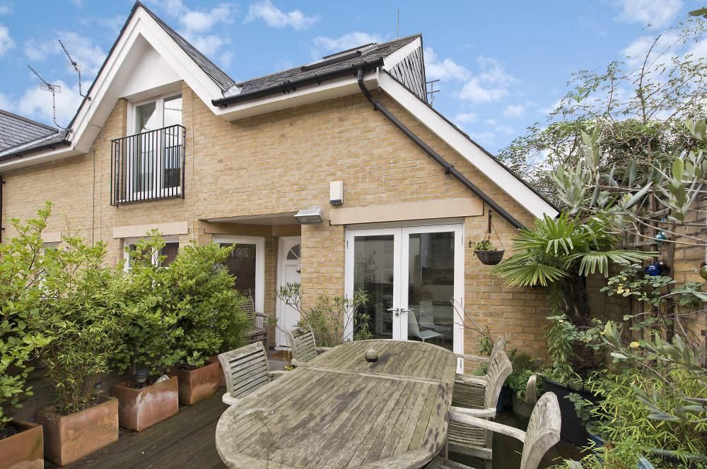 2 bed flat to rent in Chapel Gate Mews, London SW4, £2,400 pcm Zoopla