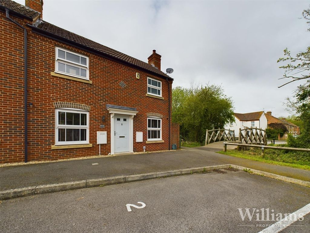 2 bed end terrace house for sale in Paddock Close, Fairford Leys