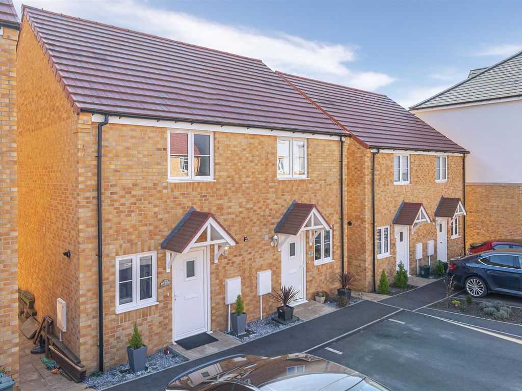 2 bed semidetached house to rent in Snowdon Close, Little Stanion