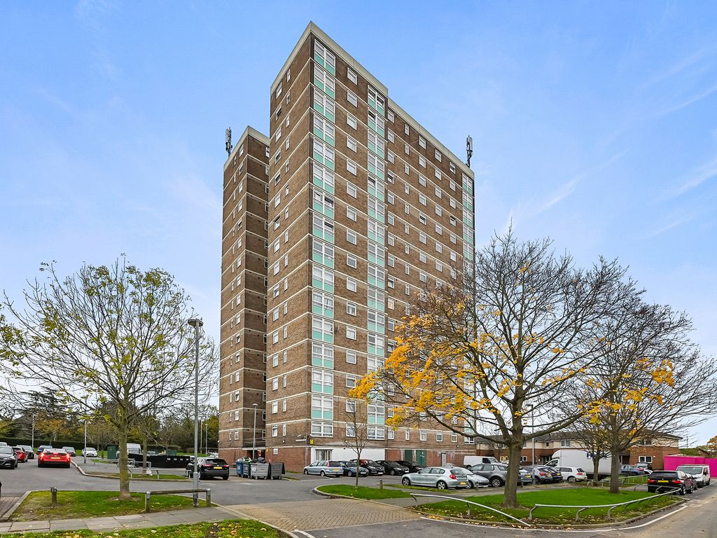 3 bed flat for sale in Hatch Grove, Romford RM6 Zoopla