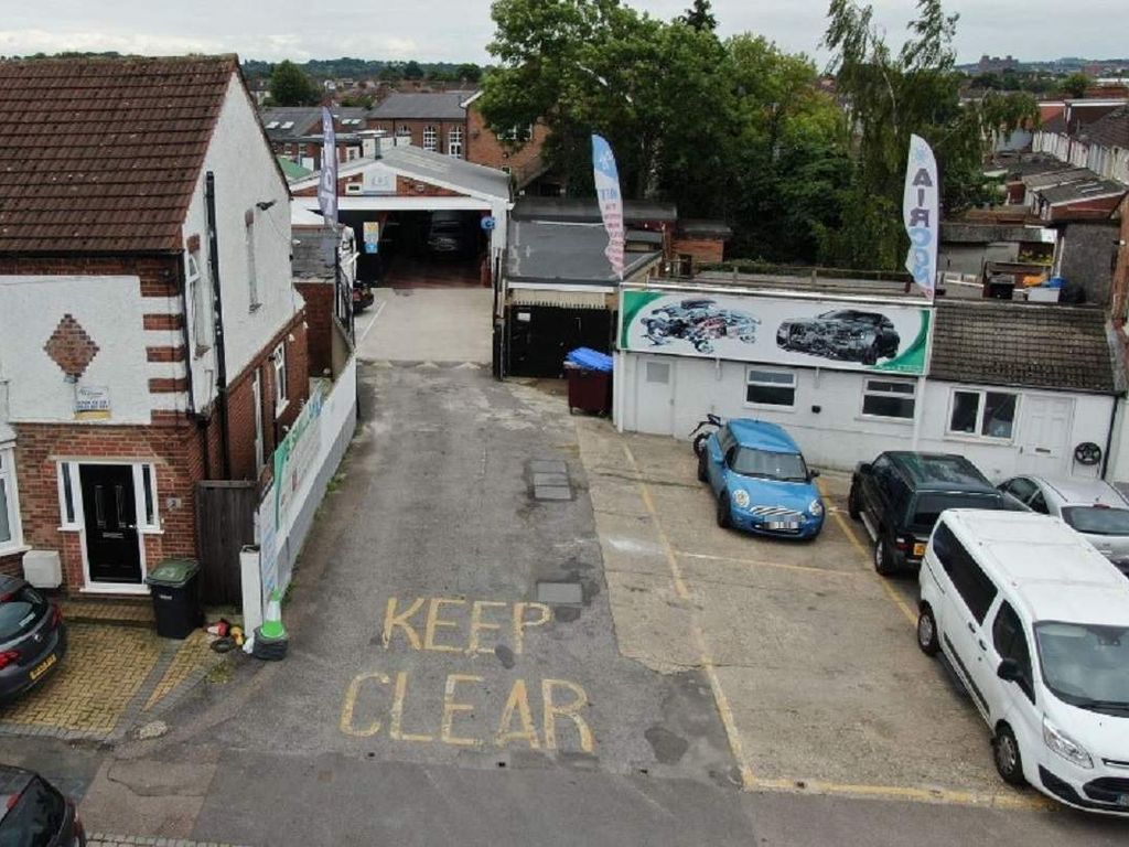 Parking/garage for sale in Luton, England, United Kingdom LU3, £249,995