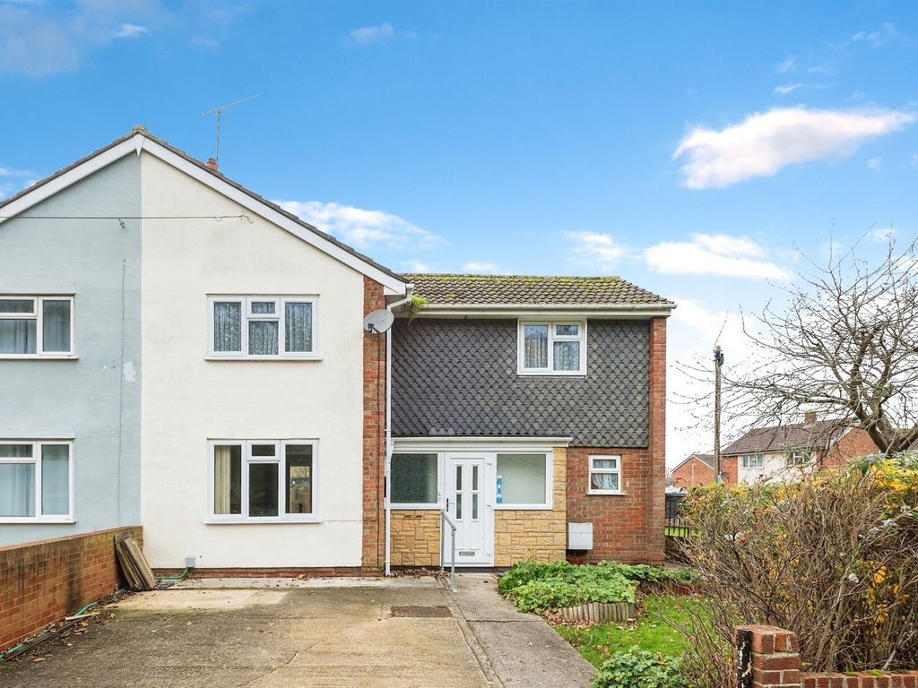 3 bed end terrace house for sale in Shaftesbury Avenue, Swindon SN3, £