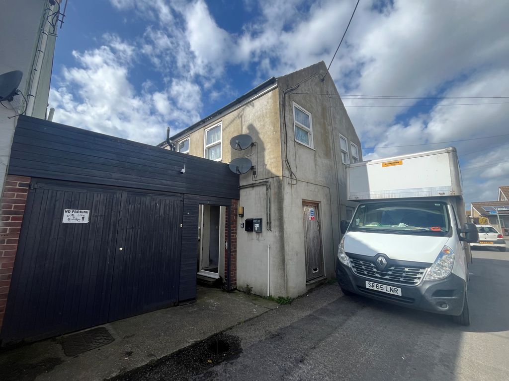 2 bed flat to rent in Victoria Street, CaisterOnSea, Great Yarmouth