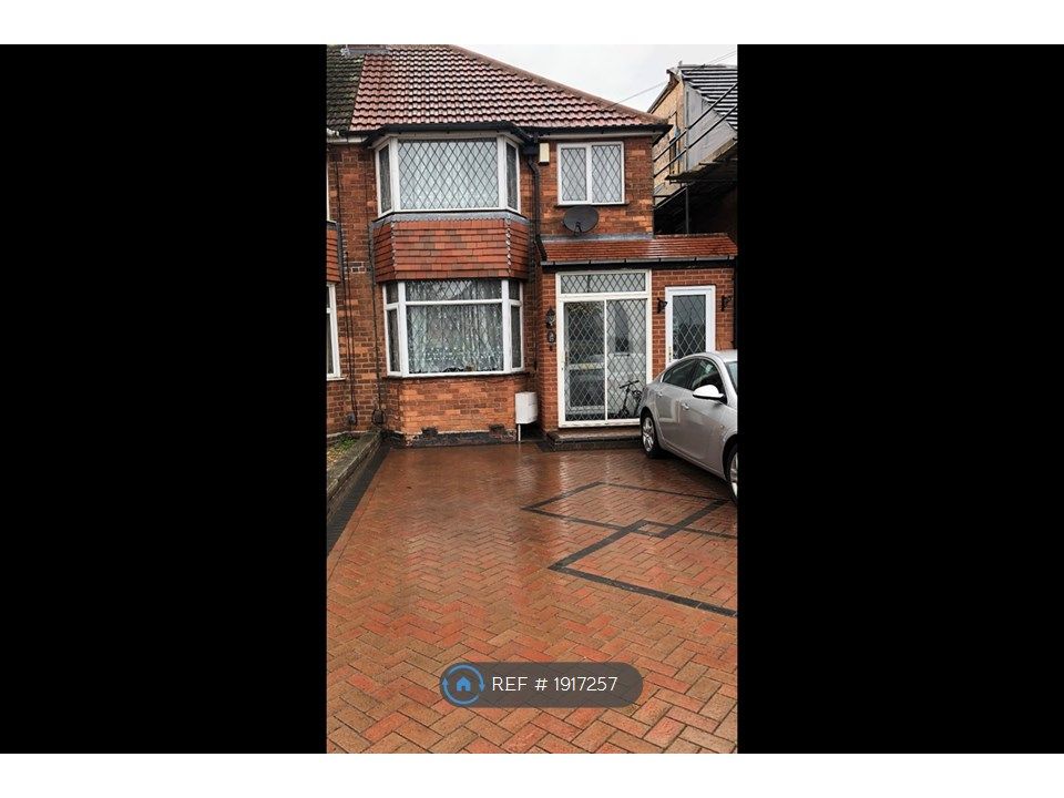 3 bed semidetached house to rent in Wellsford Avenue, Solihull B92, £