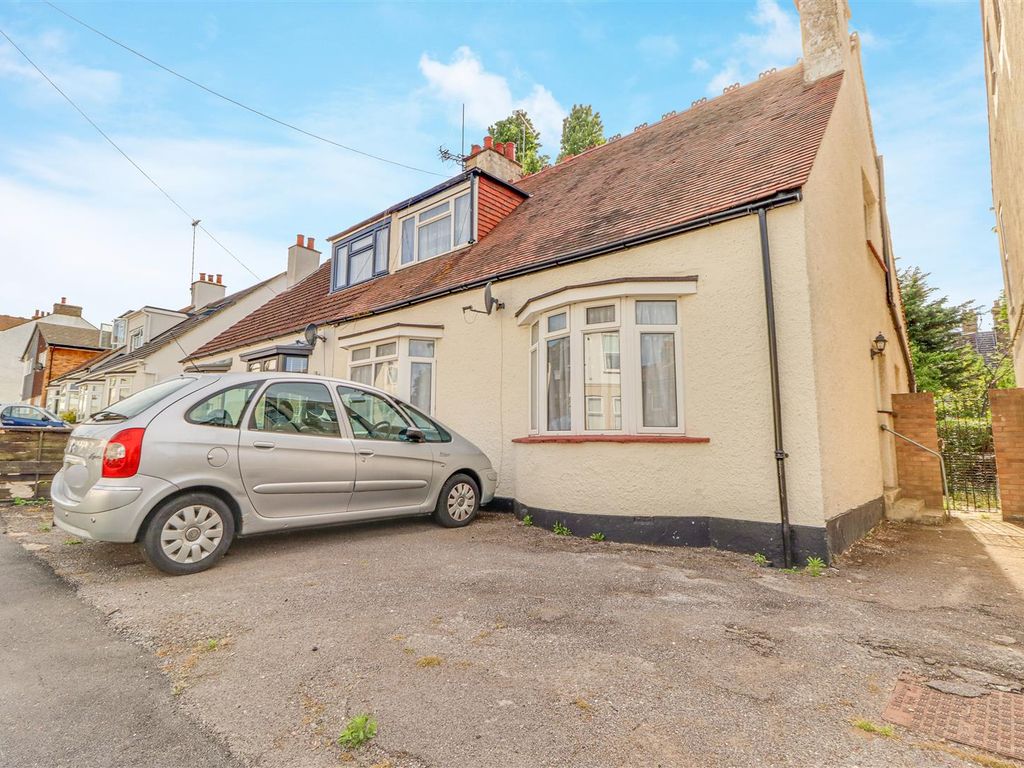 3 bed property for sale in Ronald Park Avenue, WestcliffOnSea SS0