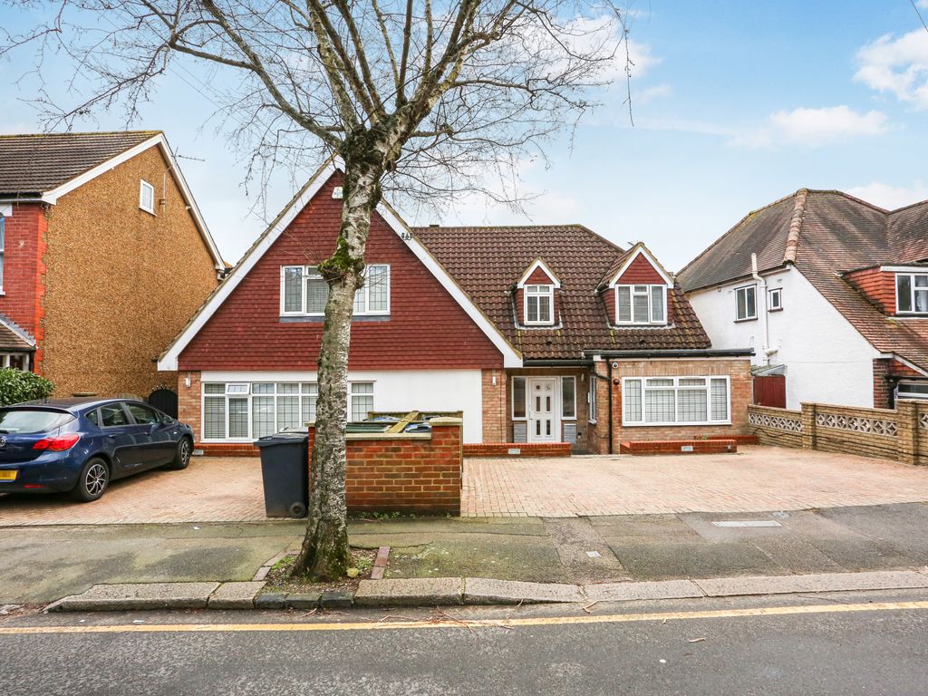 2 bed flat for sale in 3A Woodmansterne Road, Coulsdon CR5, £375,000