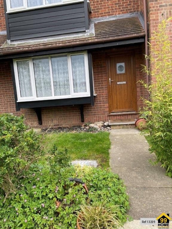 Studio to rent in Knights Manor Way, Dartford, Kent DA1, £925 pcm Zoopla