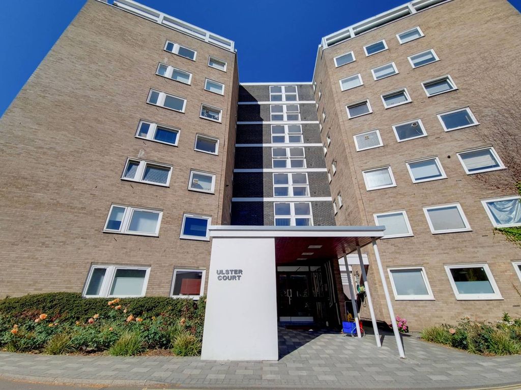 2 bed flat for sale in Albany Park Road, North Kingston, Kingston Upon