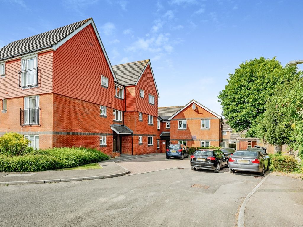 2 bed flat for sale in Tower Close, East Grinstead RH19 Zoopla