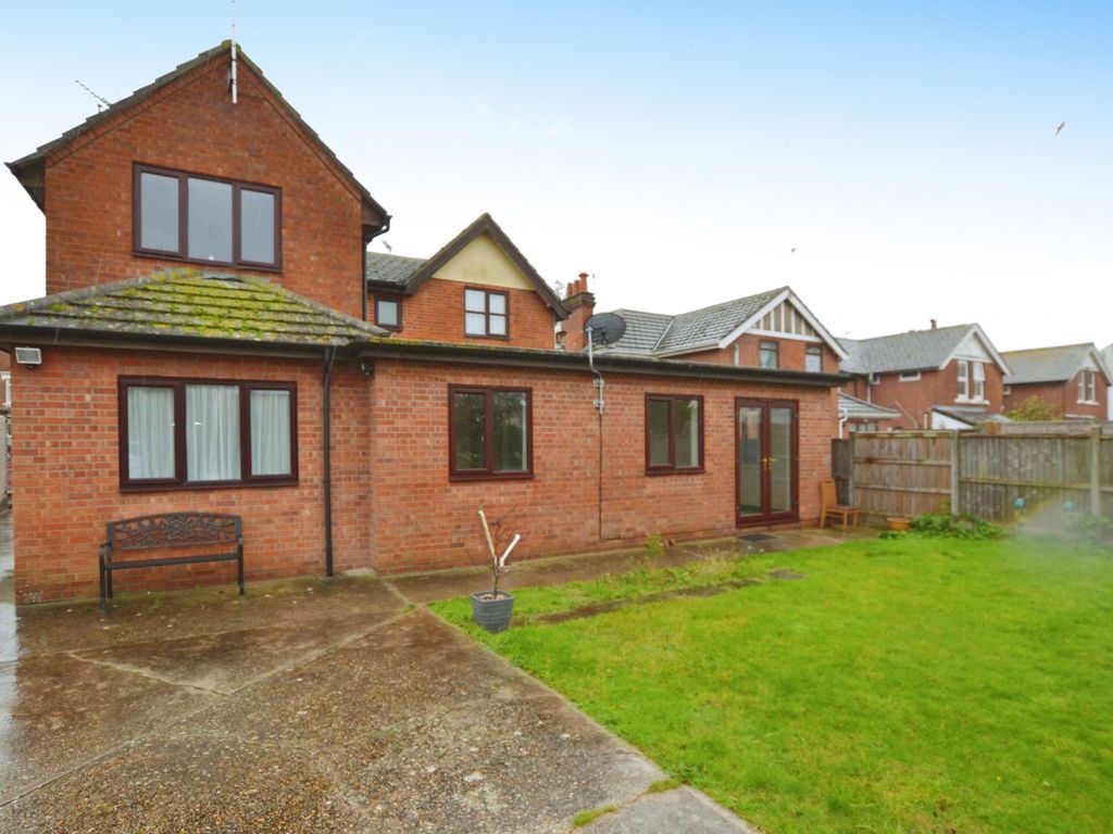 1 bed flat for sale in Wellesley Road, ClactonOnSea CO15, £110,000