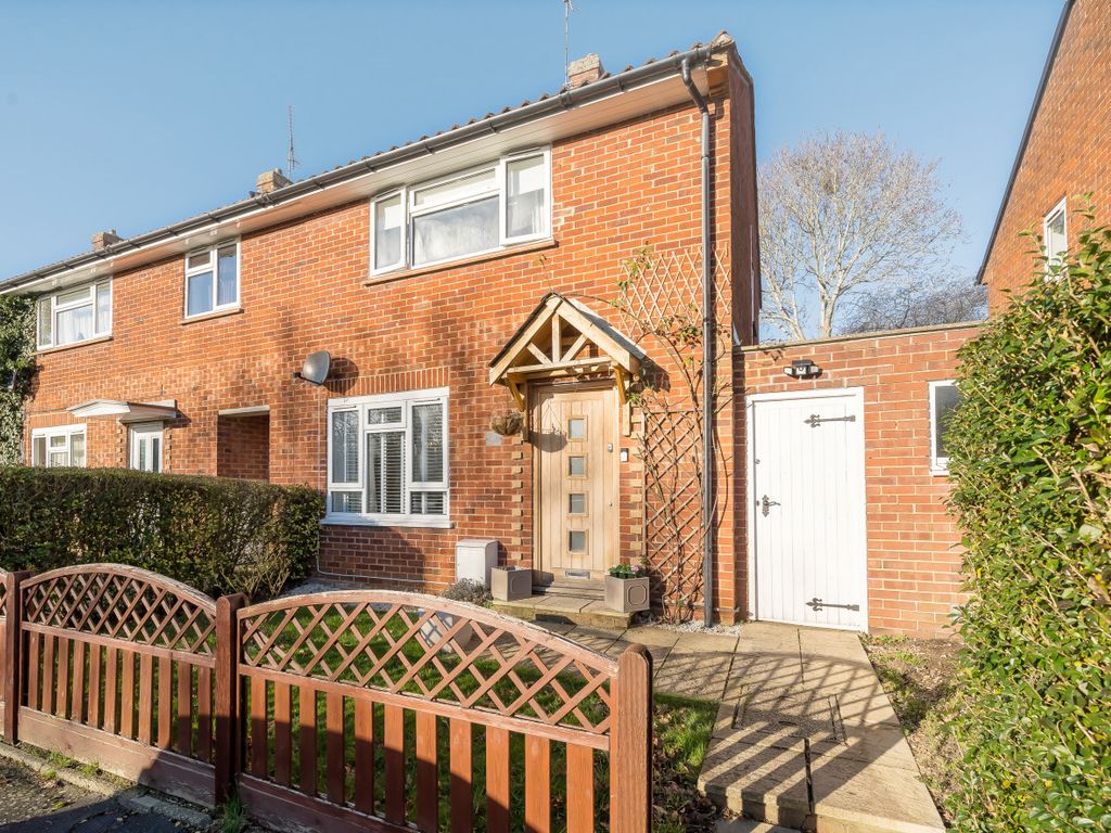 2 bed end terrace house for sale in Farm Close, Bracknell, Berkshire