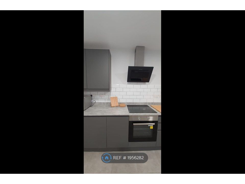 Room to rent in Coombes Road, London Colney, St. Albans AL2, £810 pcm