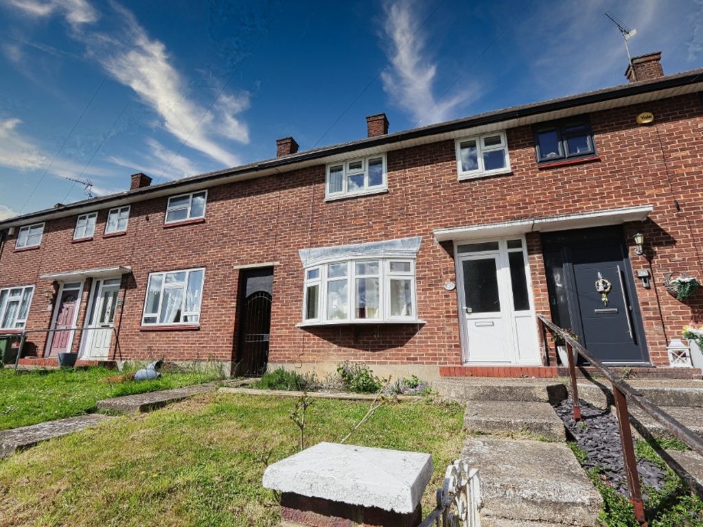 2 bed terraced house to rent in Swindon Lane, Essex RM3, £1,500 pcm