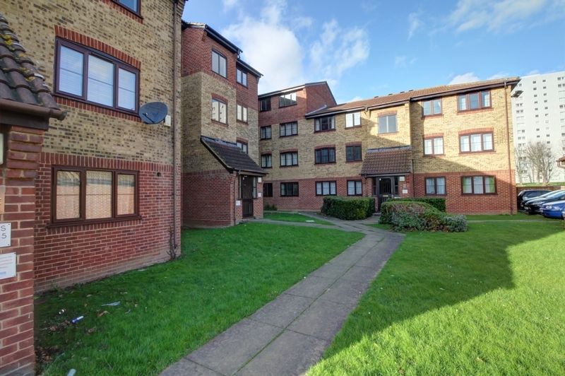 Studio to rent in Conway Gardens, Grays RM17 Zoopla
