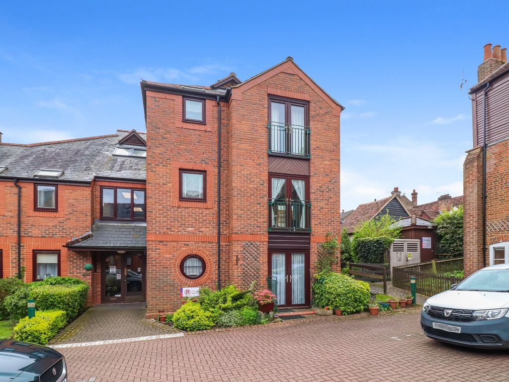 2 bed flat for sale in Saddlers Walk, High Street, Kings Langley WD4, £