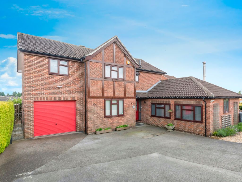 5 bed detached house for sale in Worcester Road, Grantham NG31, £