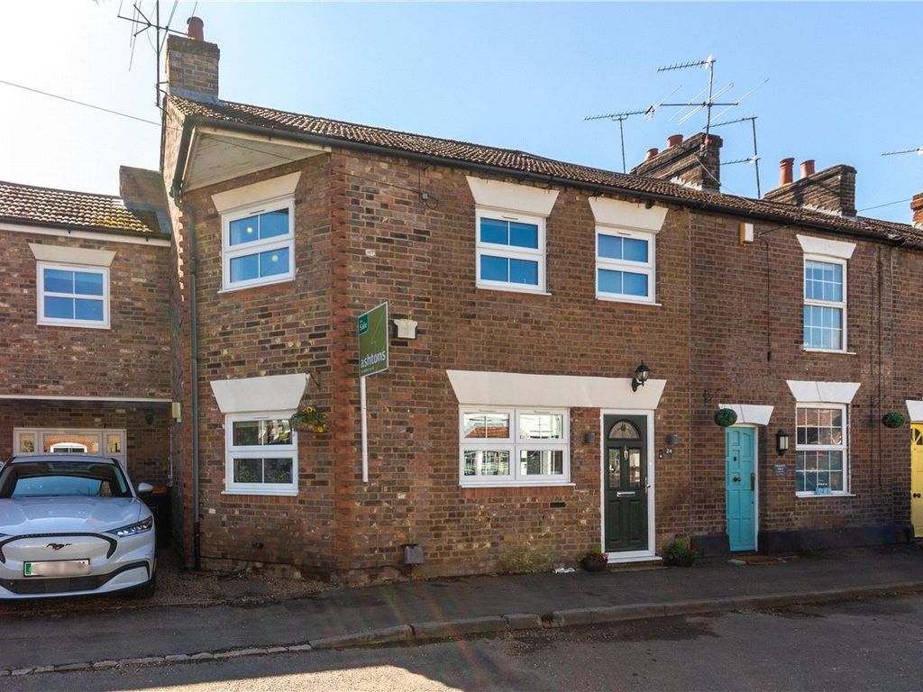 4 bed end terrace house for sale in Summer Street, Slip End, Luton