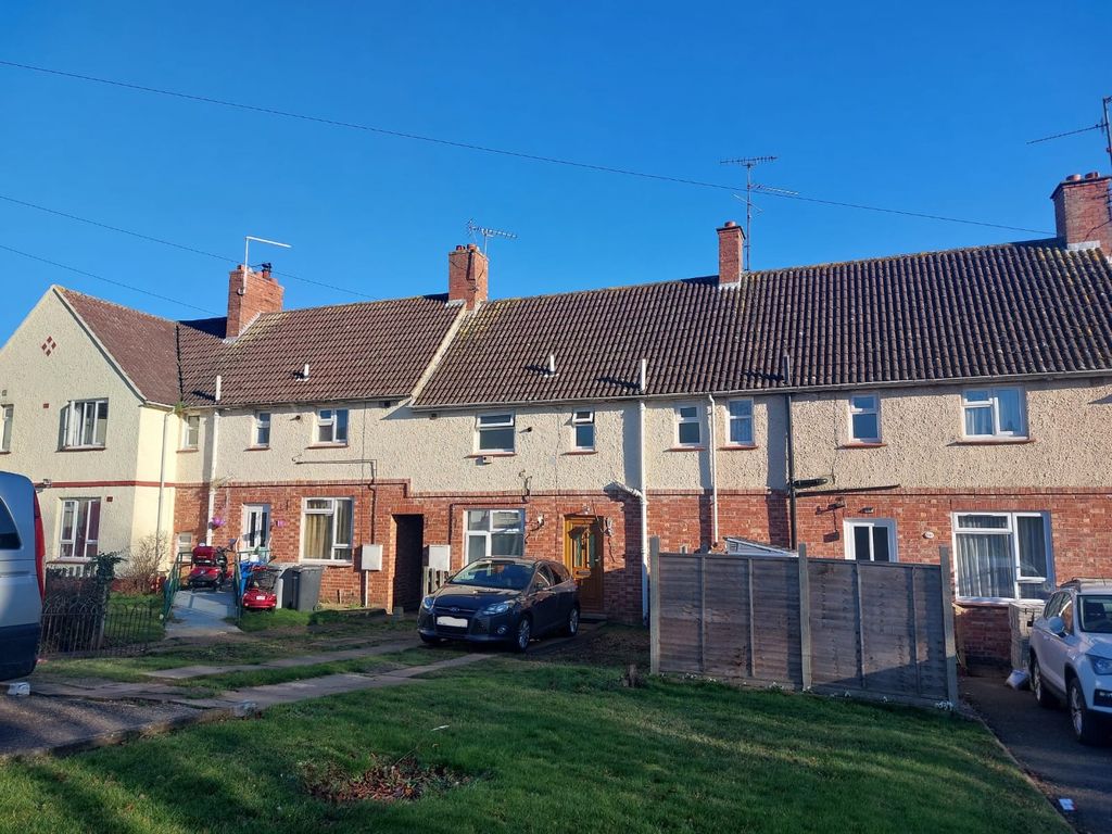 2 bed terraced house for sale in The Oval, Kettering NN15, £200,000