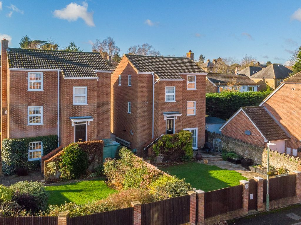 4 bed detached house for sale in Doddington Court, Maidstone ME16, £