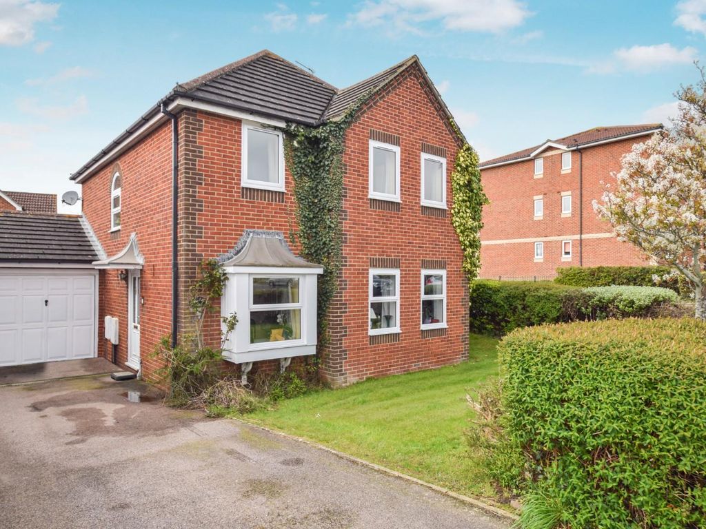 4 bed link detached house for sale in Sheffield Park Way, Eastbourne