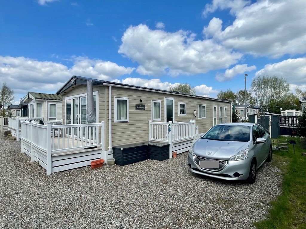 2 bed mobile/park home for sale in New River Bank, Littleport, Ely CB7