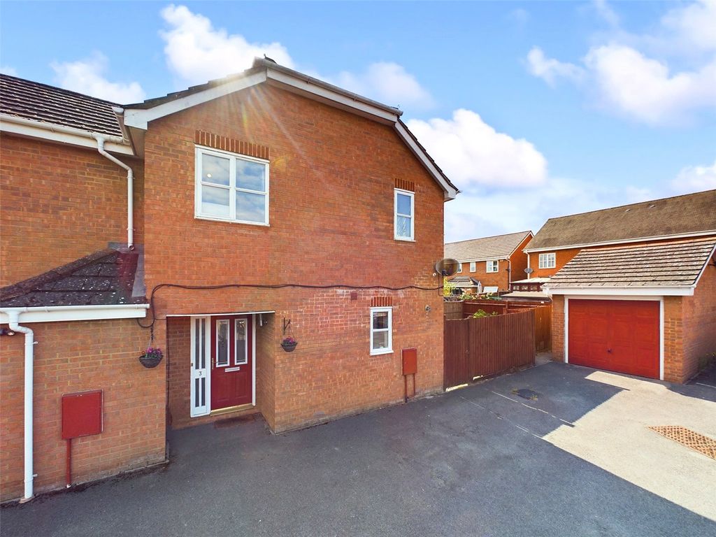 3 bed end terrace house for sale in Dean Close, Ash, Surrey GU12, £