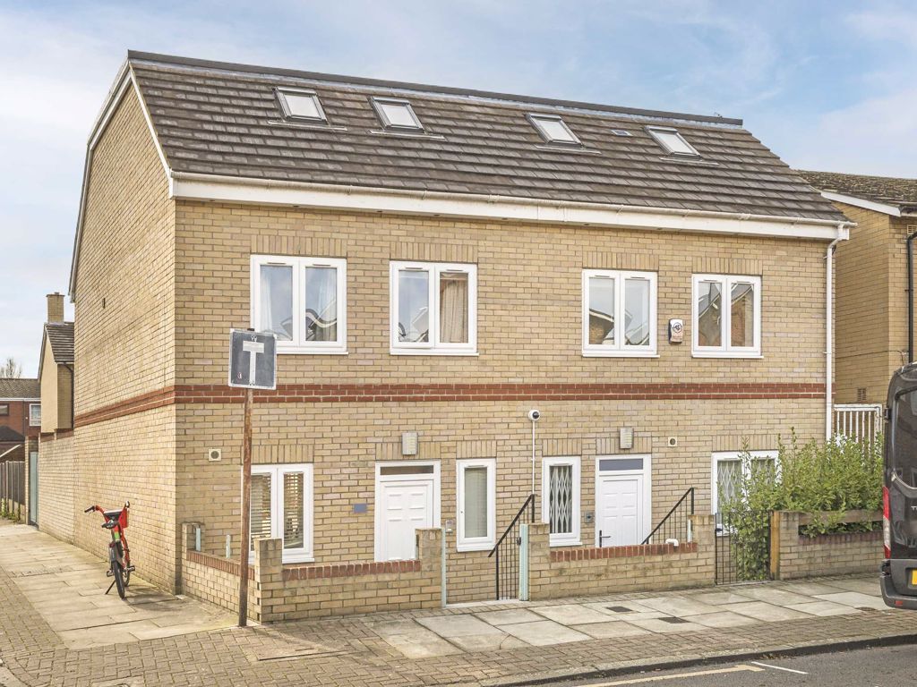 3 bed property for sale in Dickens Street, London SW8 Zoopla