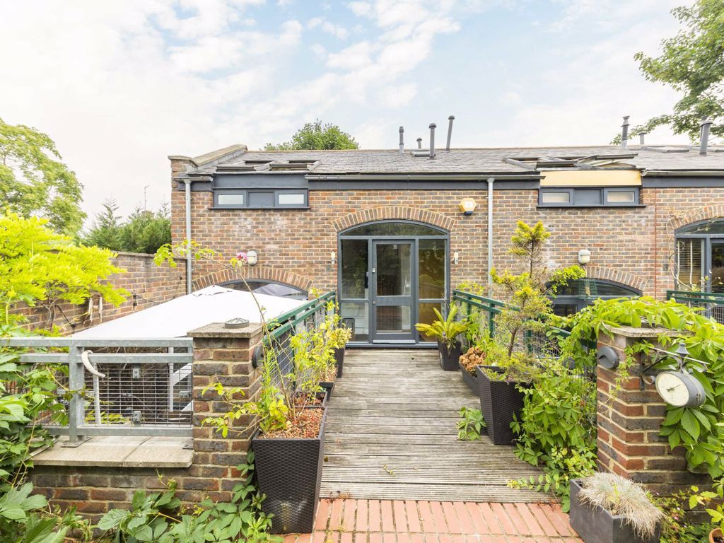 Glaskin Mews, London E9