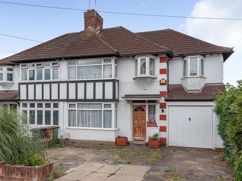 4 bed semidetached house for sale in Walsingham Gardens, Stoneleigh