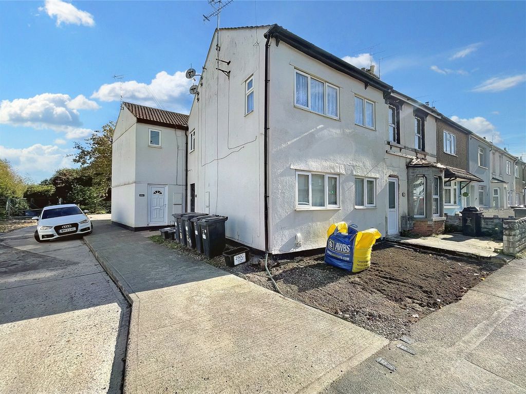 1 bed flat for sale in Cricklade Road, Swindon, Wiltshire SN2, £100,000