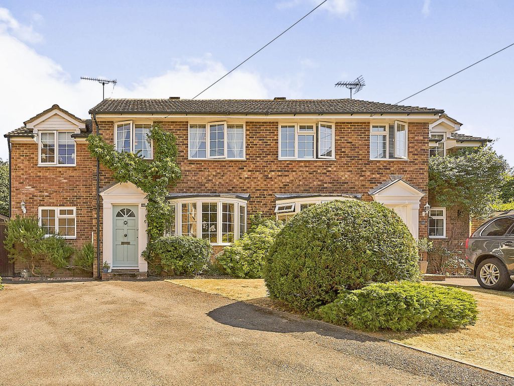 4 bed semidetached house for sale in Lindens Close, Effingham