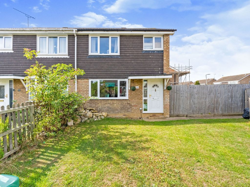 3 bed semidetached house for sale in Chaucer Close, Newport Pagnell