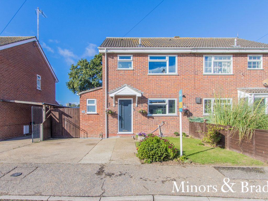 3 bed semidetached house for sale in Anglian Way, Hopton, Great