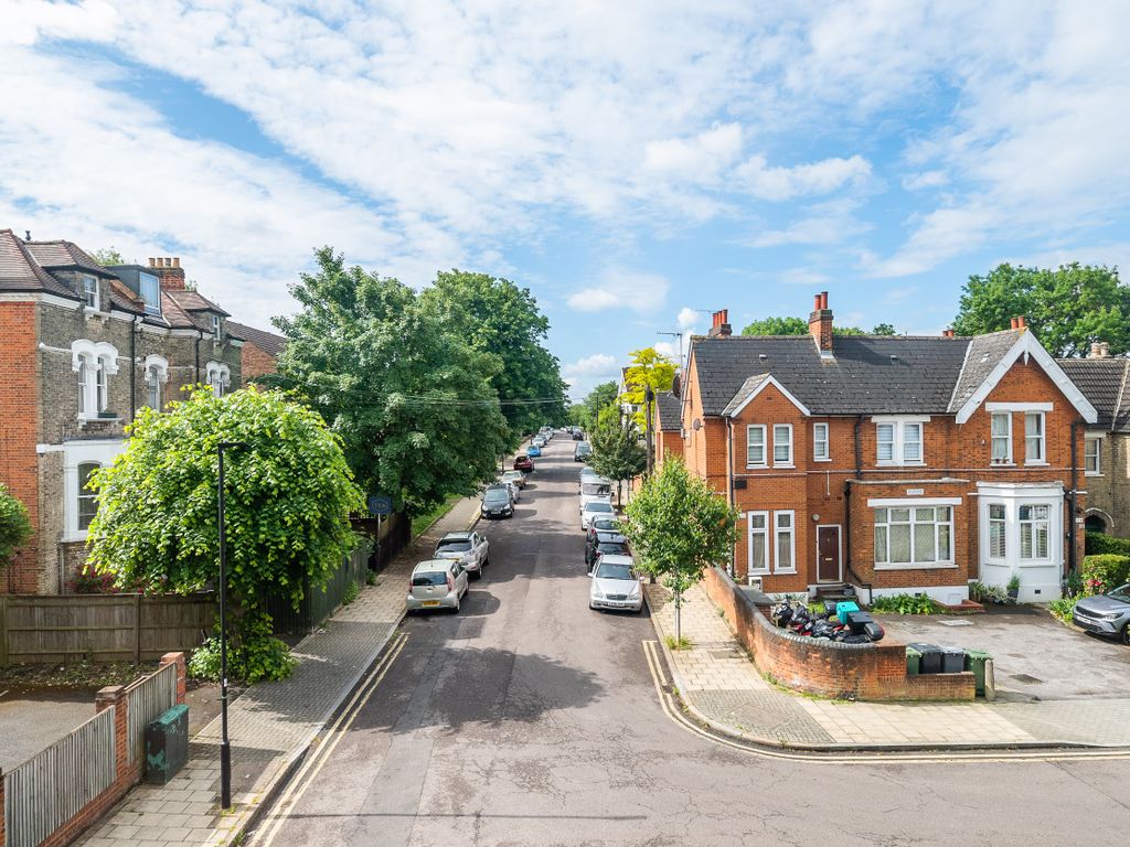 2 bed flat to rent in Beechcroft Close, Valley Road, Streatham SW16
