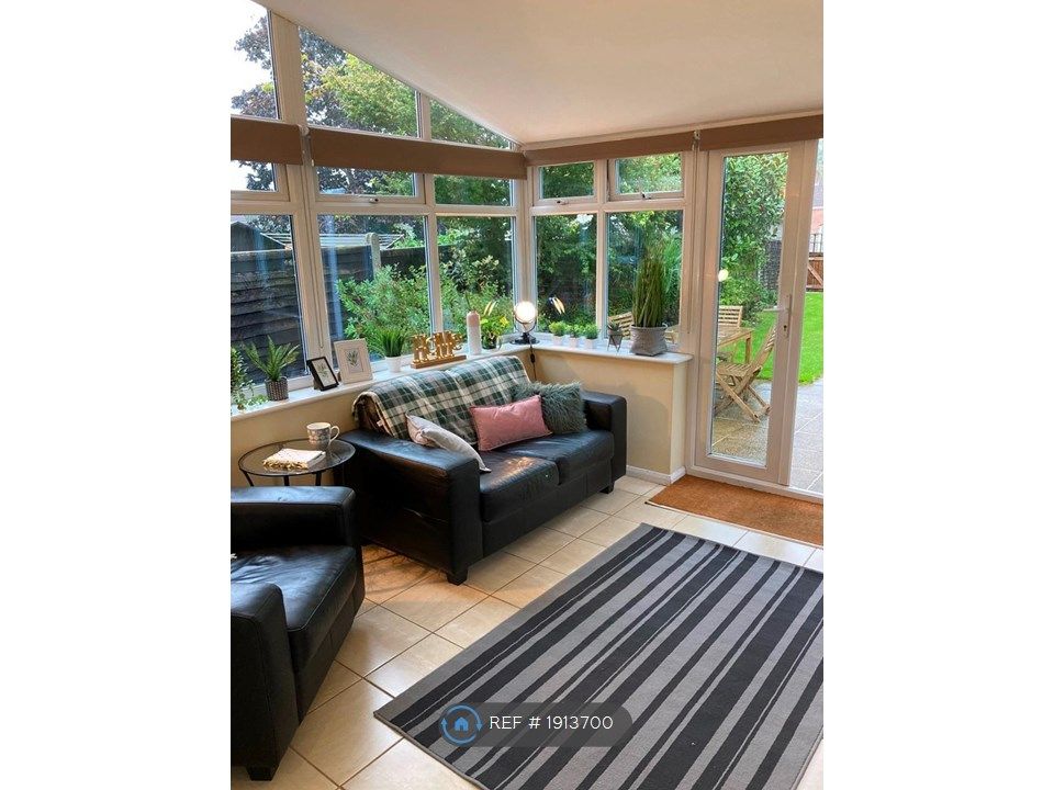 Room to rent in Rowtown, Addlestone KT15, £750 pcm Zoopla