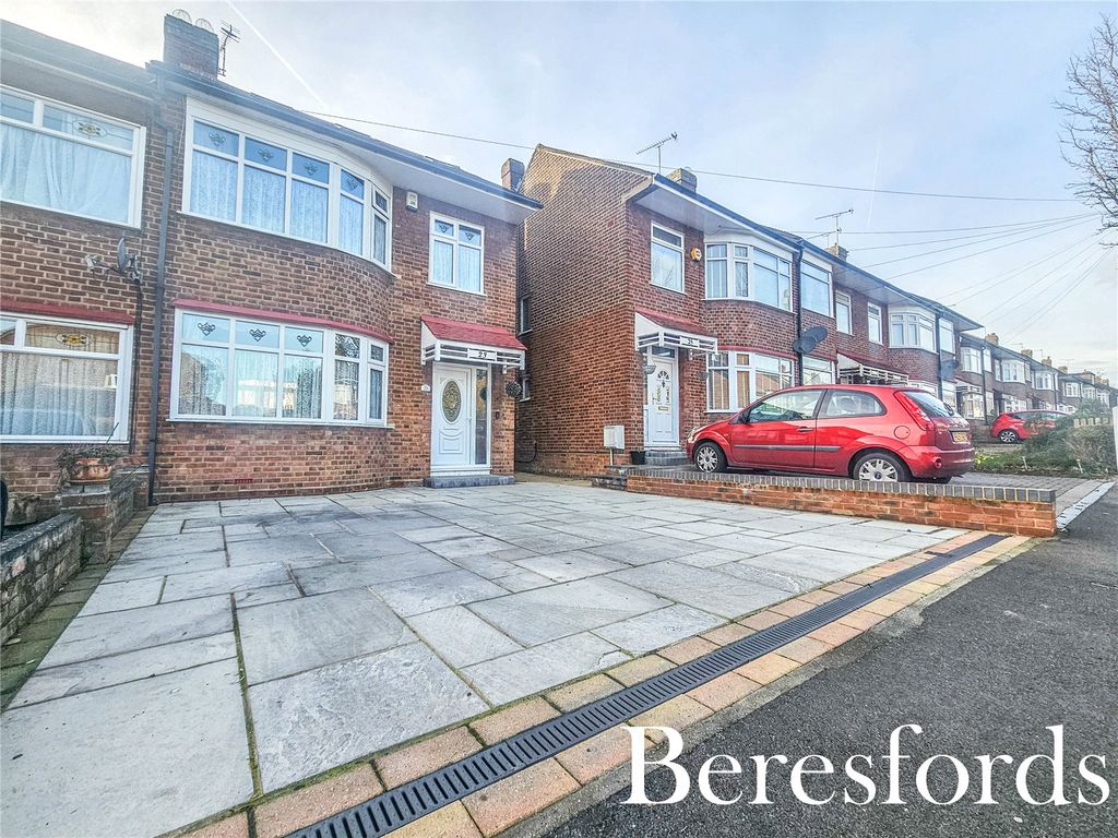 4 bed end terrace house for sale in Halidon Rise, Romford RM3, £475,000