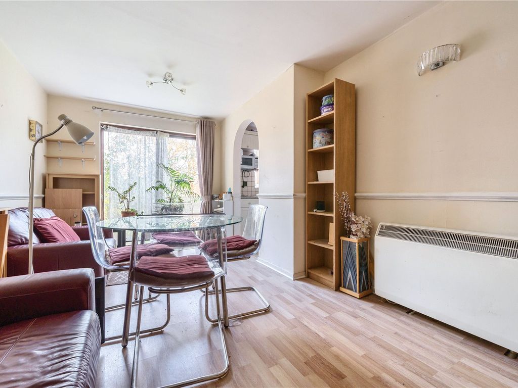 2 bed flat for sale in Medesenge Way, Palmers Green, London N13, £