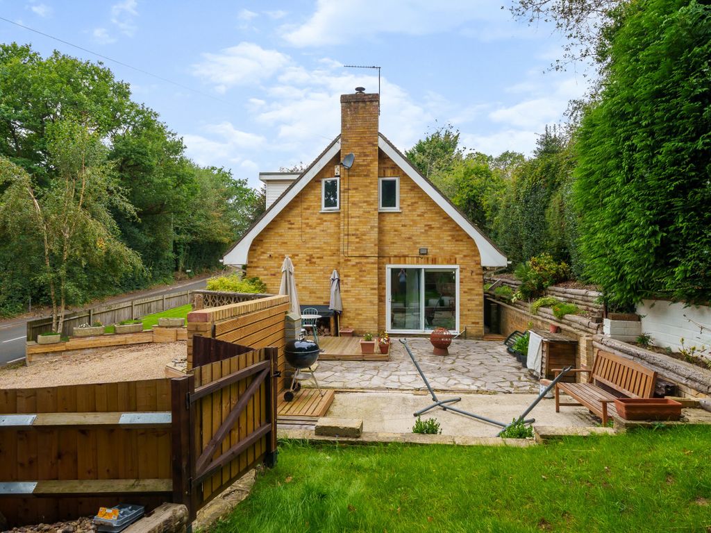 3 bed detached house for sale in Ash Hill Road, Ash, Surrey GU12, £