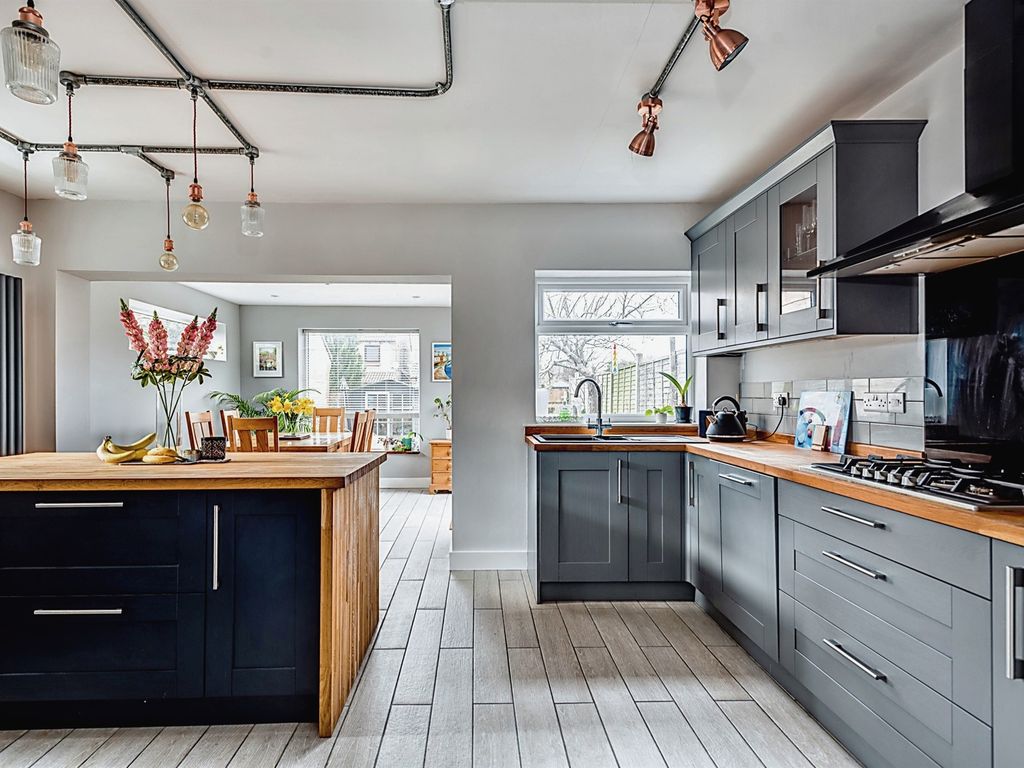 3 bed detached house for sale in Cricklade Road, Swindon SN2, £325,000