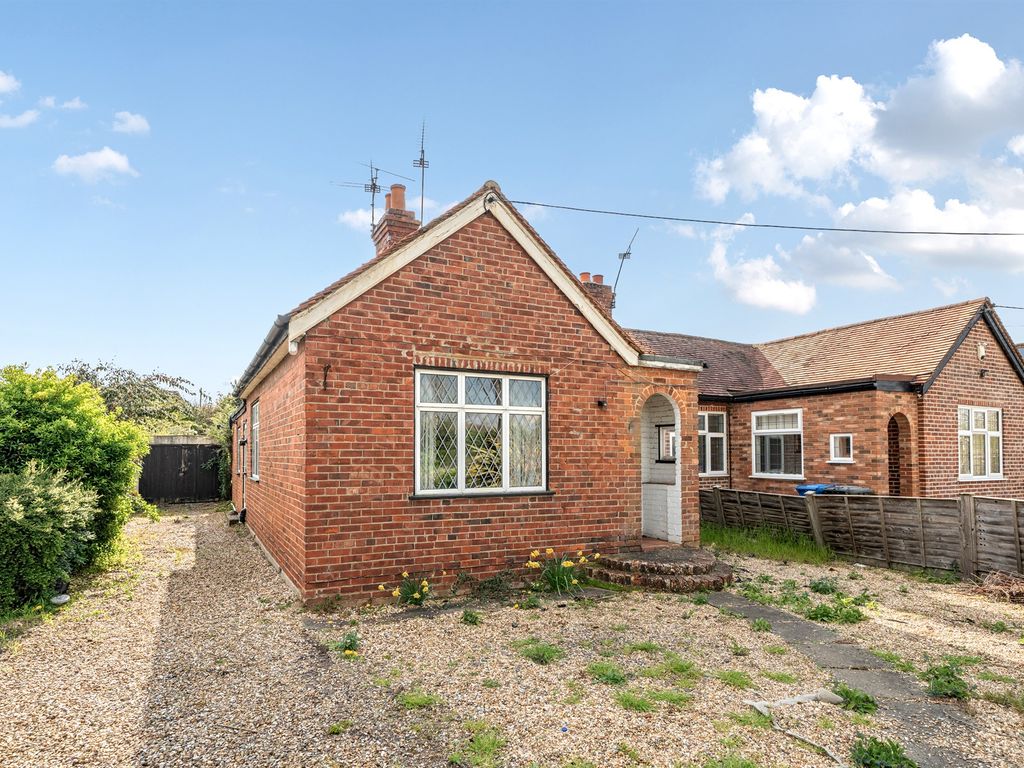 2 bed semidetached bungalow for sale in Woodlands Park Avenue