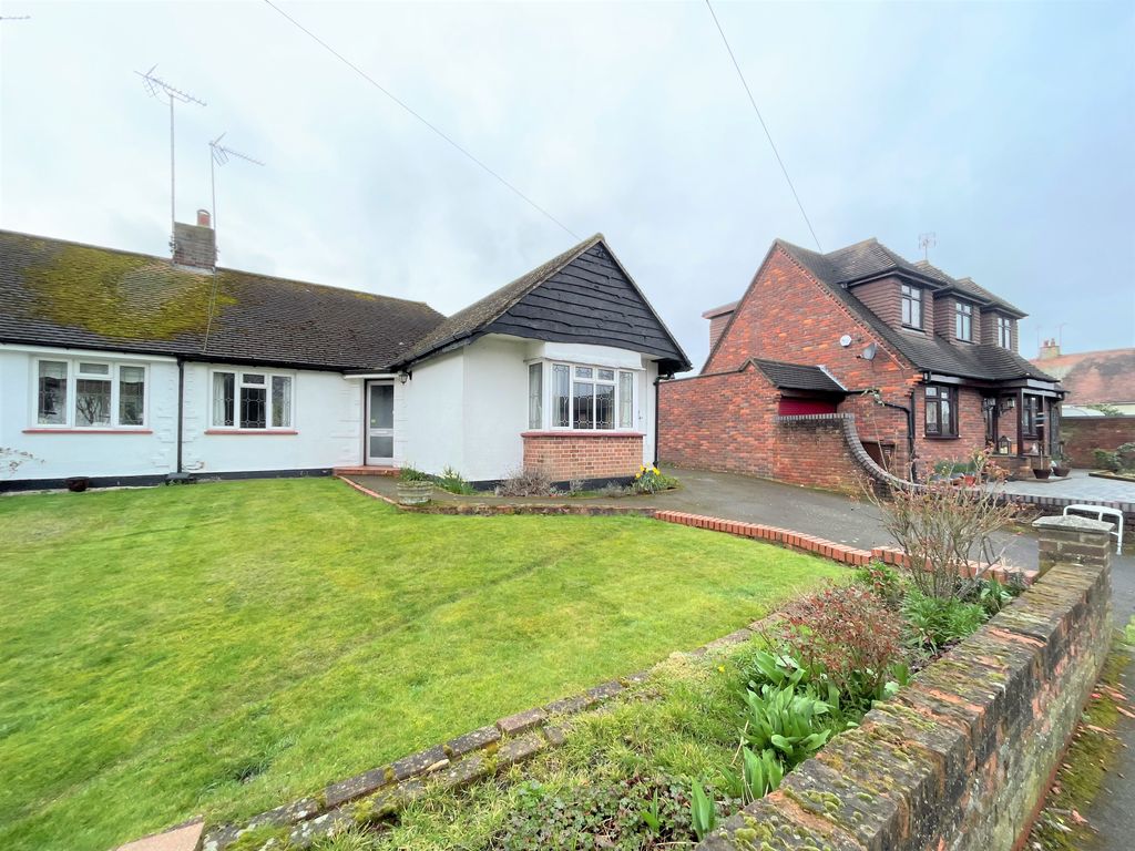 3 bed semidetached bungalow to rent in St. Davids Drive, LeighOnSea