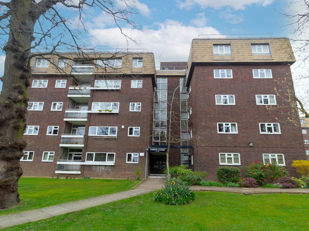 3 bed flat for sale in Lodge Close, Edgware HA8, £575,000 Zoopla