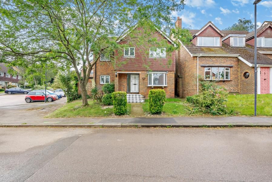 4 bed detached house to rent in Wakehams Hill, Pinner HA5, £3,000 pcm