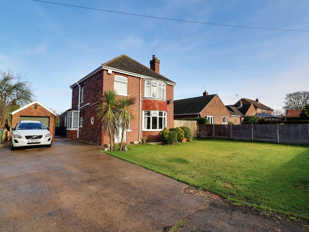 3 bed detached house for sale in Luddington Road, Garthorpe, Scunthorpe