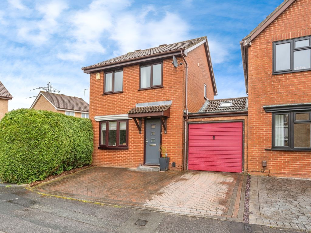 3 bed link detached house for sale in Tamorisk Drive, Totton