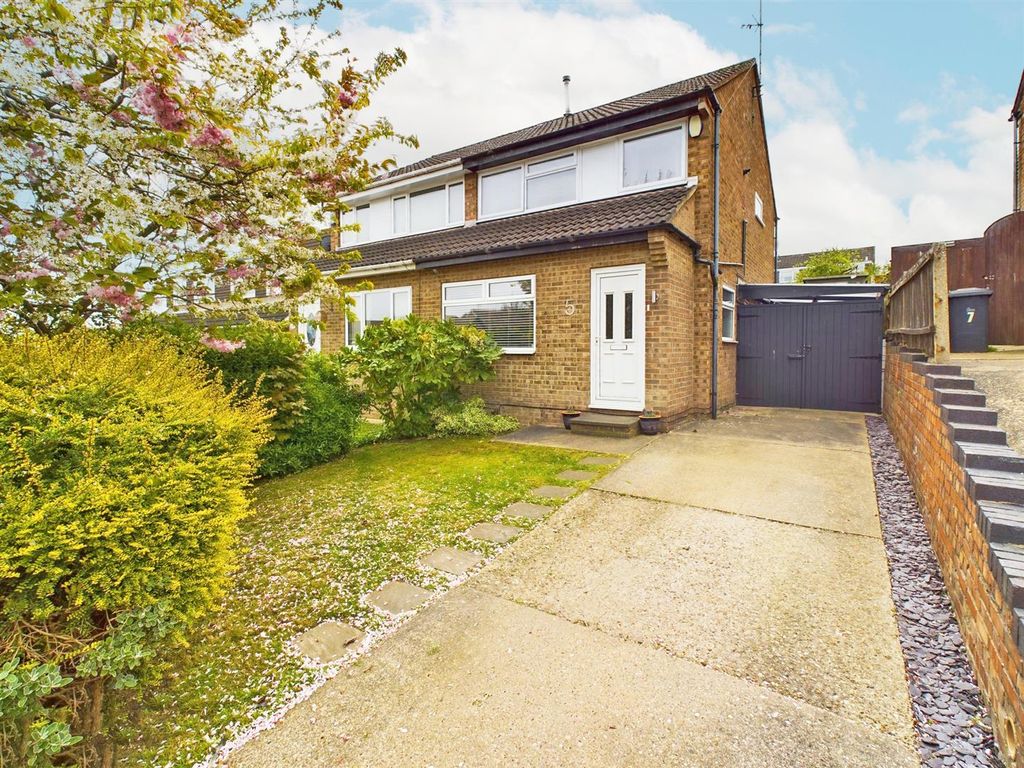 3 bed semidetached house for sale in Fleming Drive, Carlton