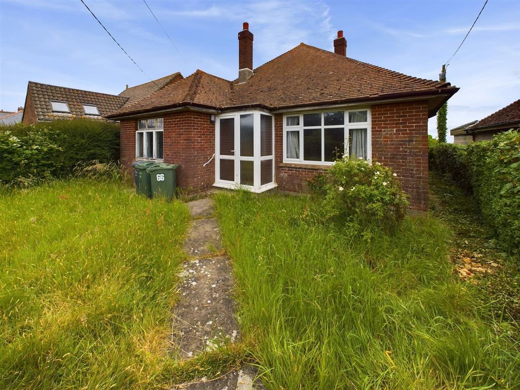 3 bed detached bungalow for sale in Cowes Road, Newport PO30, £269,950