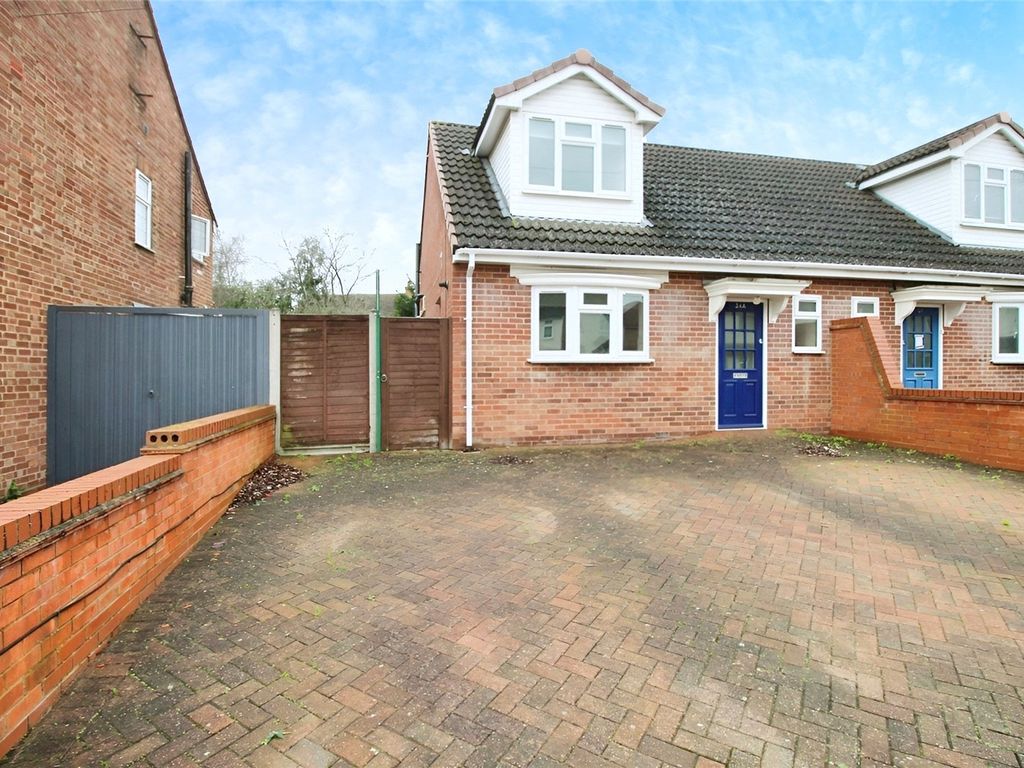 3 bed semidetached house to rent in Chantry Road, Kempston, Bedford