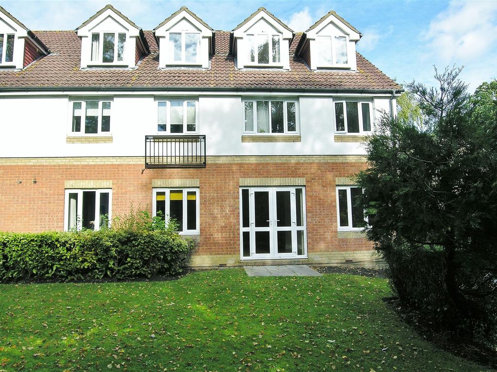 2 bed to rent in Alexandra Gardens, Knaphill, Woking GU21