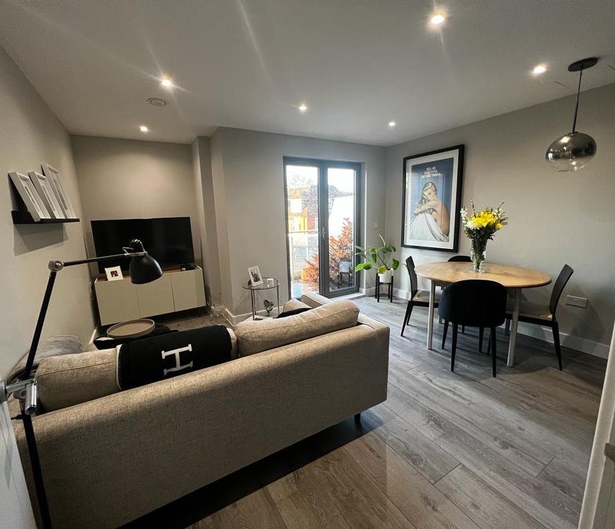 2 bed flat to rent in Queens Road, Weybridge KT13 Zoopla